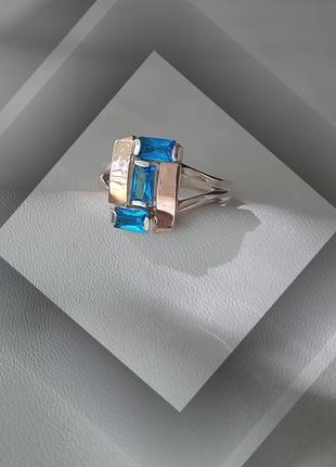🫧 18.5 размер кольцо серебро с золотом фианит синий