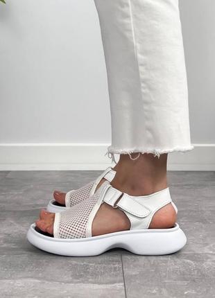 Білі жіночі босоніжки з сіткою наскрізною перфорацією з натуральної замші замшеві босоніжки з сіткою