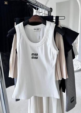 Біла майка miu miu