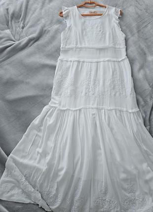 Платье с белой вышивкой