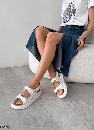 Білі босоніжки