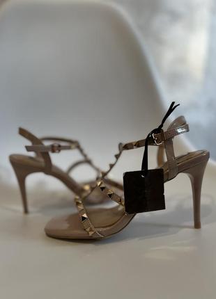 Босоножки в стиле valentino на каблуках бренд little mistress размер 36 туфли на шпильках с шипами