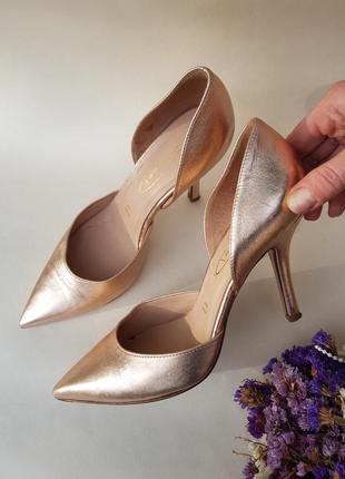 Невероятно красивые аккуратные сияющие золотистые изящные туфли италия натуральная кожа розовое золото