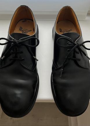 Dr martens - туфли черные мужские размер 43 оригинальные, б/у. немного есть повреждения которые видны на фото, без коробки
