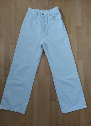 Белые джинсы mango