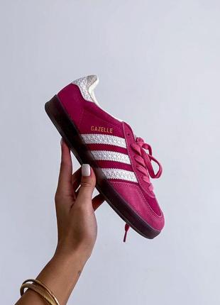 Крутейшие женские кроссовки adidas gazelle indoor pink cloud white малиновые