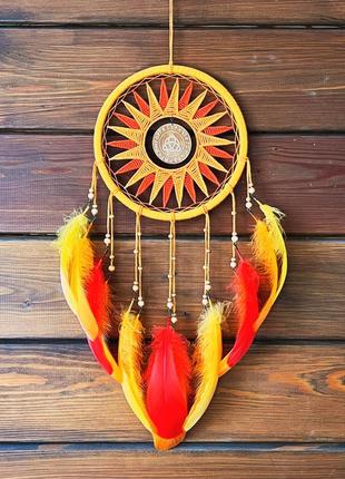 Еко-ловець снів ручної роботи "вогняний трикветр" з пір'ям і дерев'яними намистинами. діаметр 19 см