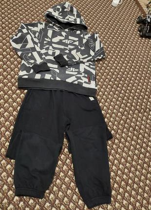 Спортивный костюм
