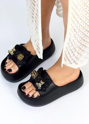 Чорні дуже круті шльопанці на високій підошві - платформі