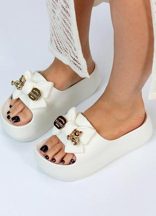 Білі дуже круті шльопанці на високій підошві - платформі