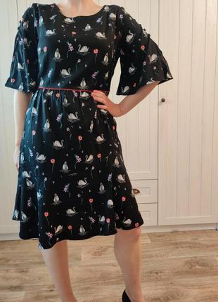 Платье yumi р.40, принт лебедь