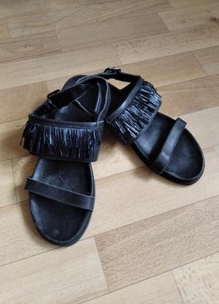 Черные босоножки сандалии с бахромой травкой без каблуков