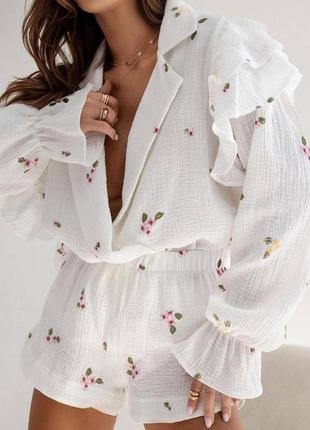Мусліновий костюм сорочка на гудзиках оверсайз з рюшками на плечах шорти міні вільні комплект білий з квітковим принтом з бавовни літній легкий