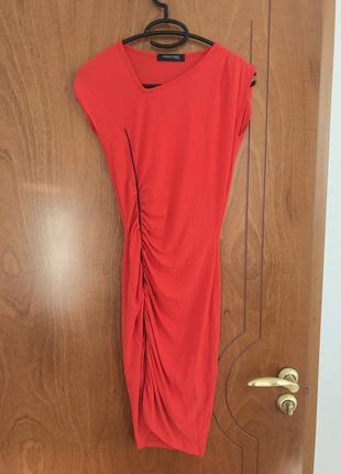 Красное платье с драпировкой guess.