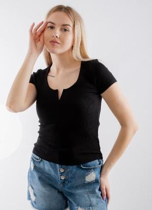 Футболка в рубчик с вырезом