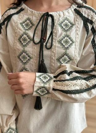Жіноча стильна вишиванка, вишита сорочка, бежева з українським орнаментом, блуза з вишивкою з довгим об'ємним рукавом в українському стилі