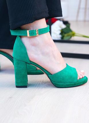 Замшевые зелениые женские босоножки на каблуке