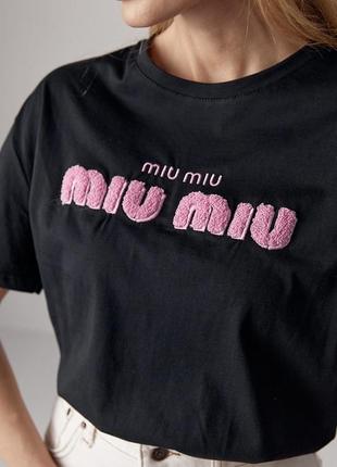 Трикотажна футболка з написом miu miu