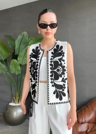 Жіночий білий жилет в українському стилі з чорною вишивкою, вишитий жилет, жилет вишиванка, етно жилет, з українським орнаментом