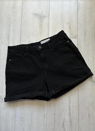 Черные джинсовые шорты с подворотами