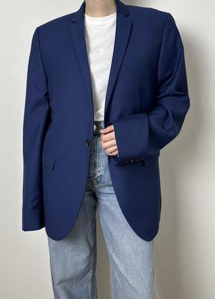 Яскравий синій піджак із чоловічого плеча оверсайз