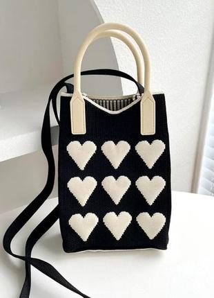 Женская маленькая сумочка в сердечко с длинным ремешком черного цвета