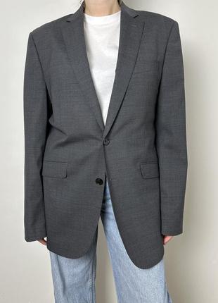 Серый классический пиджак с мужского плеча
