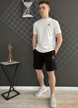 Мужской летний комплект jordan: черные шорты + футболка в белом цвете