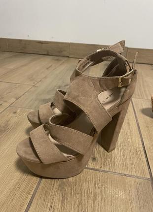 Туфлі на танкетці босоніжки