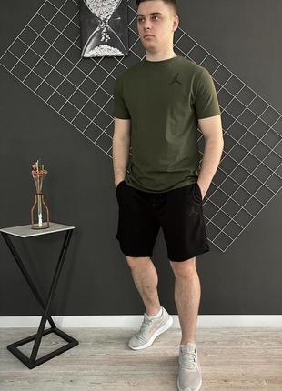 Мужской летний комплект jordan: черные шорты + футболка хаки