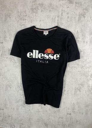 Черная футболка ellesse с большим логотипом – выразительный стиль и комфорт