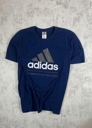Синяя футболка adidas с большим логотипом – стиль и спортивный дух!