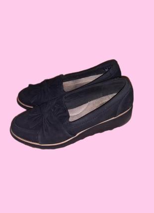 Clarks 13288 черные замшевые слипоны с бантиком и носком, женские туфли