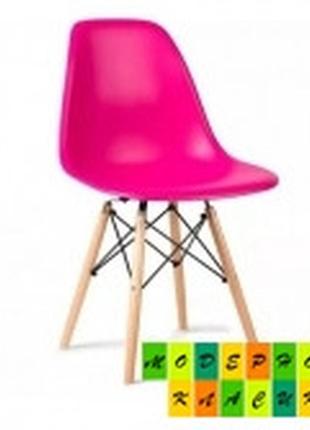 Пластиковий стілець з дерев'яними ніжками в сучасному стилі тауер вуд ліловий