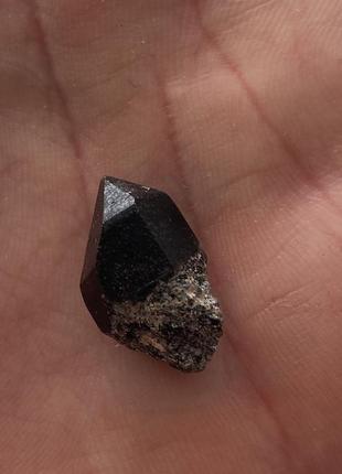 Раух-топаз камень 29*11*8  мм. натуральный раух-топаз