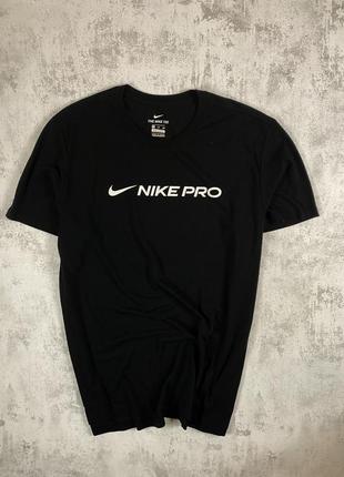 Чорна футболка nike pro з білим написом – для професійних тренувань