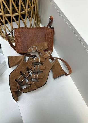 Эксклюзивные босоножки из итальянской кожи и замши женские на каблуке с пряжками ремешками3 фото