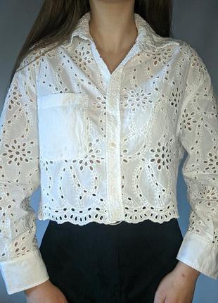 Белая укороченная котоновая хлопковая рубашка из прошвы блузка с цветочными вырезами легкая свободная длинный рукав