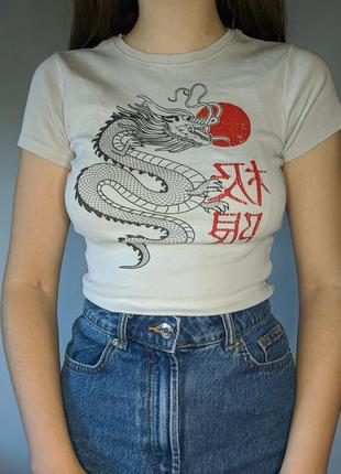 Светло серый укороченный кроп топ футболка в рубчик с драконом и иероглифами в японском китайском стиле с принтом
