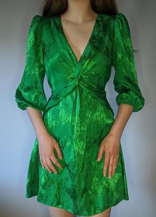 Зеленое яркое мини платье с переплетением спереди платье в змеиный принт длинный средний рукав нарядное праздничное атласное