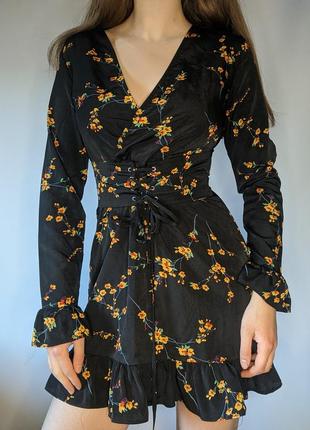 Чорна коротка міні сукня у корсетному стилі з корсетом зав'язками на талії плаття у квітковий принт на довгий рукав