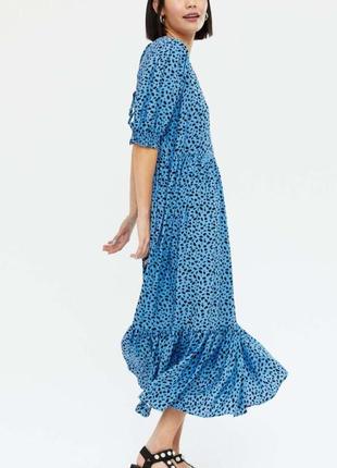 Синє багатоярусне вільне плаття міді з леопардовим принтом і оборками