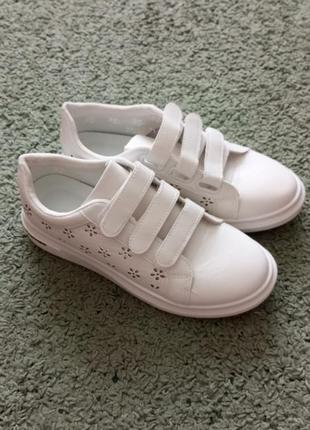 Кросівки білі нові