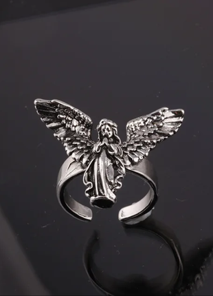 Кольцо серебряного цвета ангел
