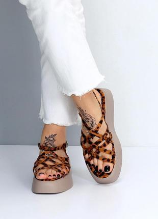 Жіночі модельні леопардові босоніжки плетінки на невисокій платформі, сандалі на товстій підошві