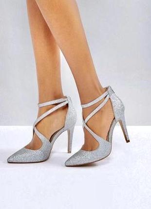Красиві сріблясті блискучі туфлі з глітером