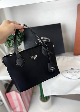Черная сумка в стиле prada