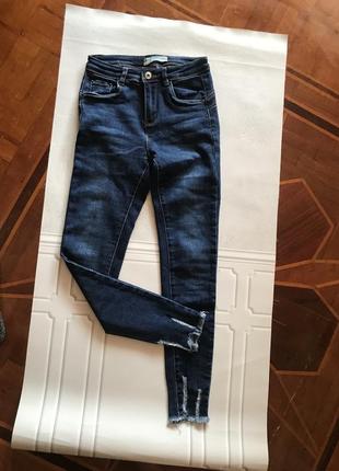 Стрейчевые джинсы с потертостями