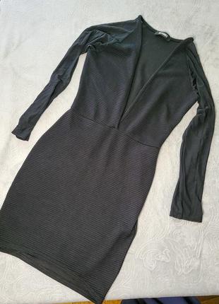 Черное платье с глубоким декольте