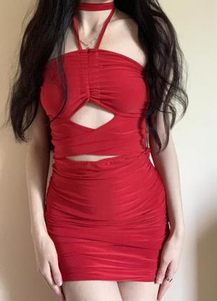Яркое короткое красное платье с вырезами
